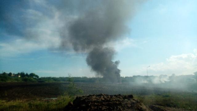 Akaryakıt istasyonu yakınlarındaki lastik ateşi ekipleri harekete geçirdi