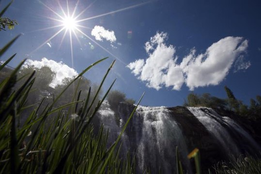 Sakin kent Uzundere, Kovid-19 salgınından bunalanlara adeta nefes aldırıyor