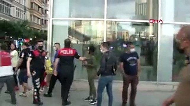 Yine Taksim yine çıplak turist: Gözaltına alınmamak için soyundu