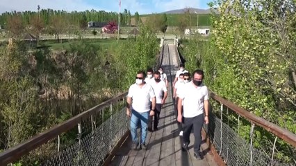 VAN - Gönüllüler, üremek için Van Gölü'nden tatlı sulara göç eden inci kefalleri için nöbet tutuyor