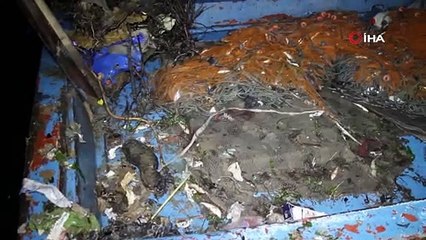 Kıyı balıkçıları balık için denize çıkıp, çöp dolu ağlarla dönüyor