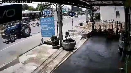 เปิดคลิป ..นาทีระทึก กระบะส่งน้ำแข็งเสียหลัก ก่อนหมุนอัดกับเสาไฟฟ้า