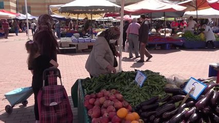 EDİRNE KEŞAN'DA YAĞIŞ NEDENİYLE BUGÜN KURULAN HALK PAZARINDA YOĞUNLUK