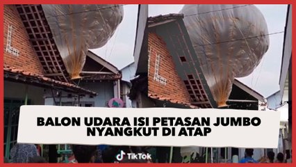 Balon Udara Isi Petasan Jumbo Nyangkut di Atap, Warga Panik Auto Siram Air