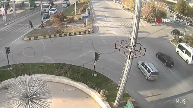 Bir anda yola fırladı, metrelerce öteye böyle savruldu