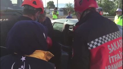 D100'de servis minibüsü ile otomobil çarpıştı, otomobilde sıkışan kadını böyle kurtardılar