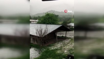 Şavşat’ın köyleri dolu yağışıyla beyaza büründü