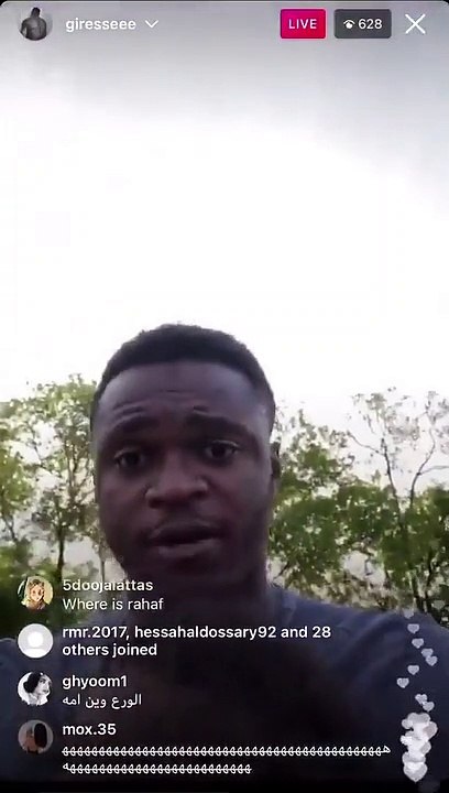 زوج  رهف القنون يحمل ابنتهما ويبحث عن والدتها في شارع بكندا بعدما طلبت منه وضعها في ملجأ
