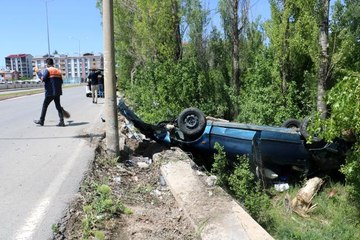 Virajı alamayan otomobil ters döndü: 2 yaralı