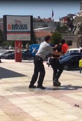 Üzerine benzin döküp kendini yakmaya kalktı