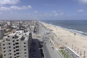 Filistinli gönüllüler Gazze sahillerinde İsrail'in düzenlediği son saldırılardan geriye kalan enkazı temizliyor