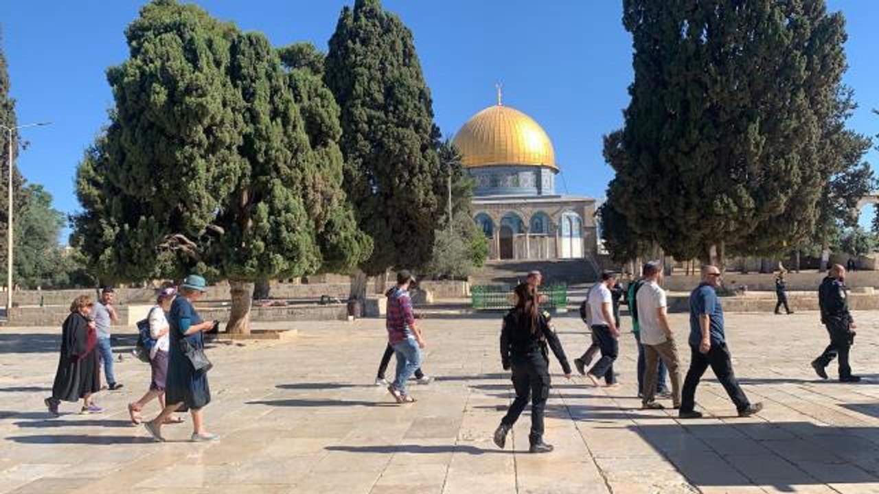 Fanatik Yahudiler İsrail polisi korumasında Mescid-i Aksa'ya baskın düzenledi