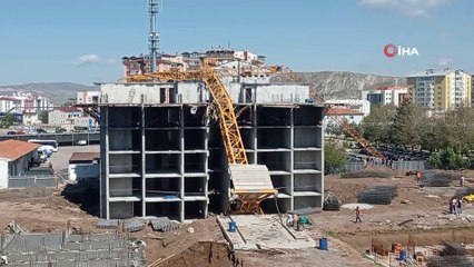 Jandarma Komutanlığı'nda kule vinci devrildi