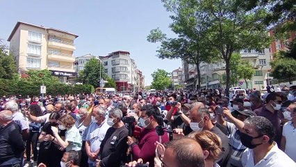 İSTANBUL - Silivri'de kavgada hayatını kaybeden gencin ailesi ve yakınları adliye önünde bir araya geldi