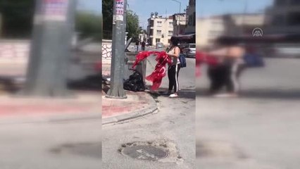 Çöpte bulduğu Türk bayraklarını evinde muhafaza altına alan kadın takdir topladı