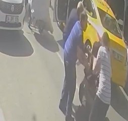 Fatih'te taksici ve yolcunun kısa mesafe kavgası kamerada