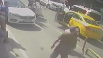 Fatih'te taksici ile yolcunun kısa mesafe kavgası kamerada