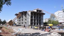 SİVAS - İnşaat alanında devrilen kule vinç hasara yol açtı
