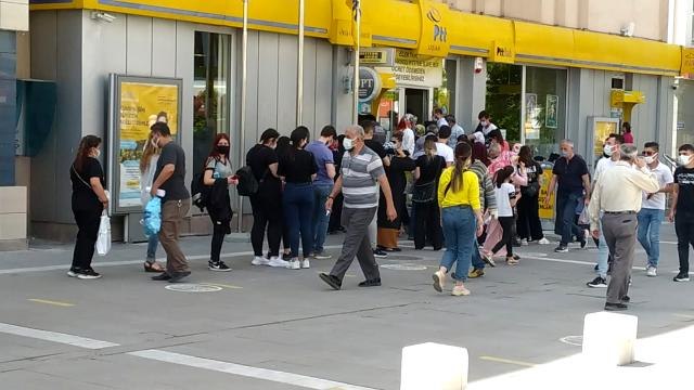 Kısıtlama sonrasında sosyal mesafe unutuldu