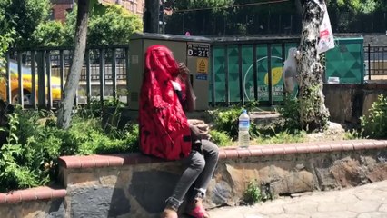 İSTANBUL - Beyoğlu'nda 6 gündür park duvarında oturduğu öne sürülen kadın için çevredekiler yetkililerden destek istedi