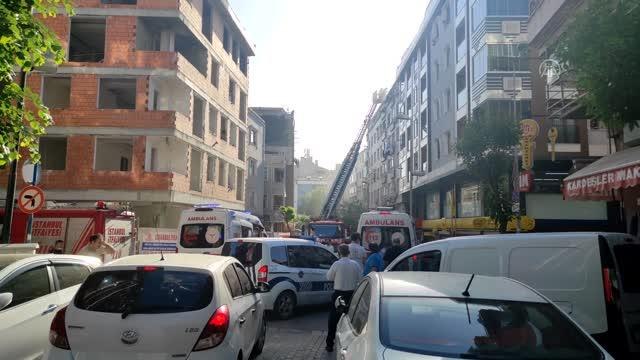 Zeytinburnu'nda yangın çıkan binada mahsur kalan 25 kişi itfaiye ekiplerince kurtarıldı