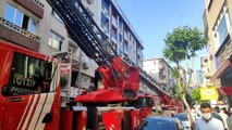 İSTANBUL - Zeytinburnu'nda yangın çıkan binada mahsur kalan 25 kişi itfaiye ekiplerince kurtarıldı