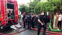 İSTANBUL - Üsküdar'da bir apartmanın çatı katında çıkan yangın söndürüldü