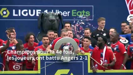 Foot: les joueurs du Losc reçoivent leur trophée de champions de France