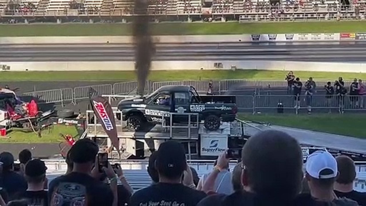 Le moteur de ce 4x4 explose en pleine démonstration...