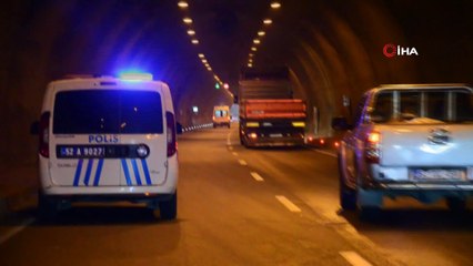 Direksiyon hakimiyetini kaybeden sürücü tünelin duvarına çarptı: 3 yaralı
