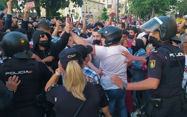 Cientos de radicales rodean el hotel de Abascal en Ceuta