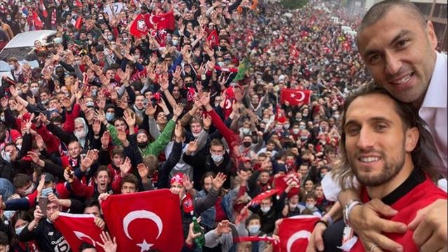 Lille taraftarları şampiyonluk kutlamalarında Türk bayrağı açarak Yusuf Yazıcı'nın klasikleşen gol sevincini yaptı