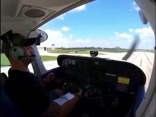 Un avion se crashe dans un hangar