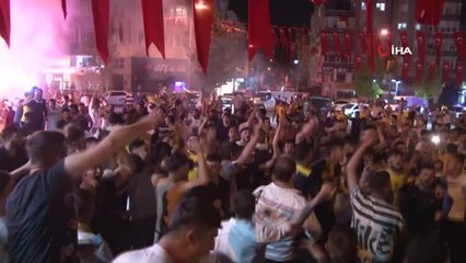 Takımları 2. Lig'e yükselen Bucalı taraftarlardan coşkulu kutlama