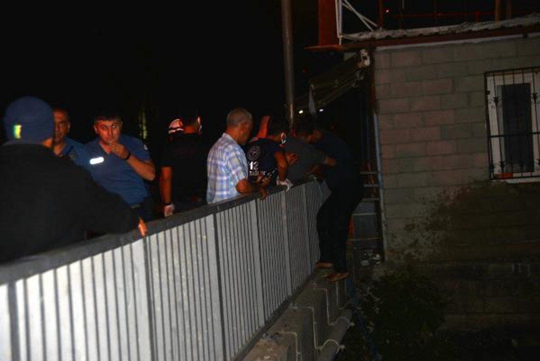 ADANA'DA DEREYE DÜŞEN TIR'IN SÜRÜCÜSÜNÜ İTFAİYE EKİPLERİ KURTARDI