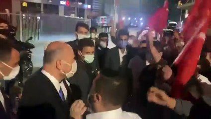 Sokağa çıkma yasağına rağmen.... Onlarca kişi Soylu için sokaktaydı