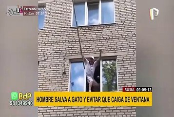 Rusia: hombre arriesga su vida para salvar un gato que quedó atorado en ventana