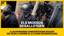 Els mossos desallotgen les persones concentrades davant del bloc Llavors del C/ Lleida de Barcelona