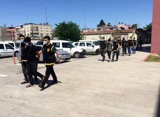 Önce kameraya sonra polise yakalandılar