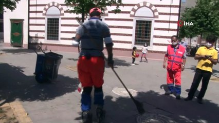 Patenli temizlik işçisi ilçede ilgi odağı oldu