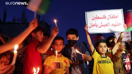 شاهد: أطفال فلسطينيون في غزة يضيئون الشموع وسط الركام والأنقاض أملا في الأمن والأمان