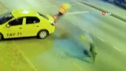 Taksiye çarpan motosikletlinin havada takla attığı anlar kamerada