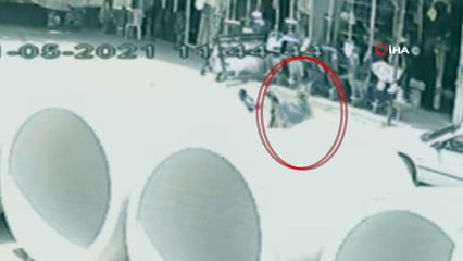 Gözüne kestirdiği cep telefonunu saniyeler içinde çaldı