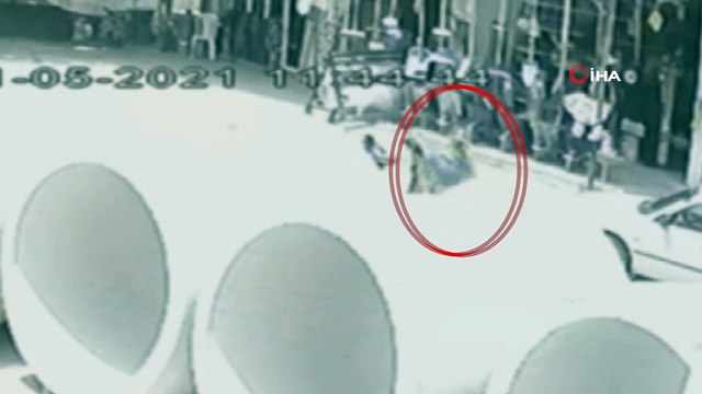 Gözüne kestirdiği cep telefonunu saniyeler içinde çaldı