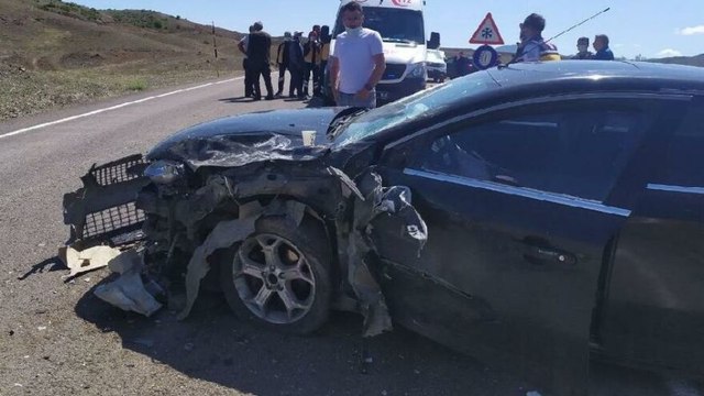 Sivas’ta iki araç kafa kafaya çarpıştı: 9 yaralı