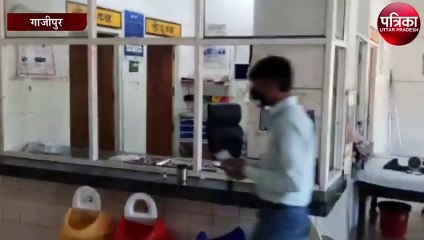 ड्यूटी से गायब डॉक्टर्स, ले रहे हैं लाखों की सैलरी