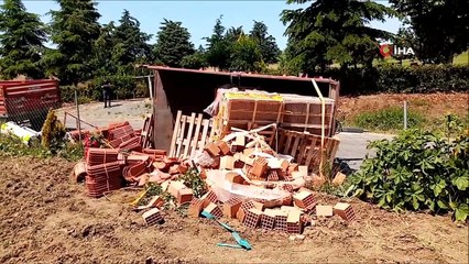 Tuğla yüklü römork tarlaya devrildi