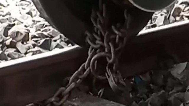 YAAS Cyclone: Trains tied with chain to avoid accidents