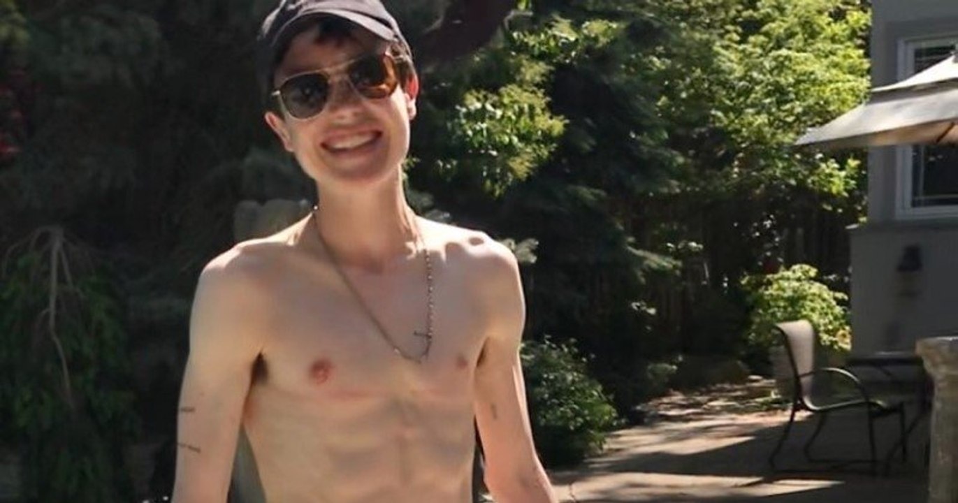 Elliot Page se dévoile torse nu pour la première fois depuis sa transformation