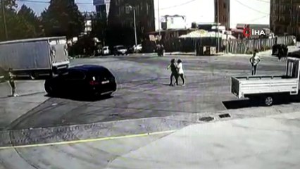 Esenyurt'ta sevgilileri barıştırmak isterken silahlar konuştu